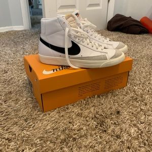NIKE BLAZERS MID ‘77